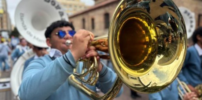 Alcaldía Local de Santa Fe acompañó el Gran Desfile de Bandas de Marcha en el Parque Santander El evento reunió a 23 bandas infantiles, juveniles, escolares y comunitarias, promoviendo la cultura, la música y el sentido de identidad nacional.