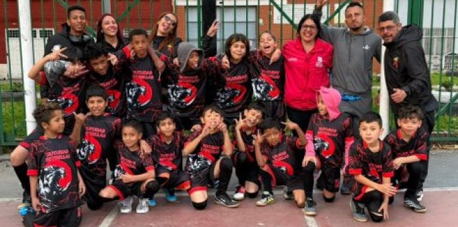 16 niños y niñas participaron en una jornada recreativa con entrega de uniformes y elementos deportivos 